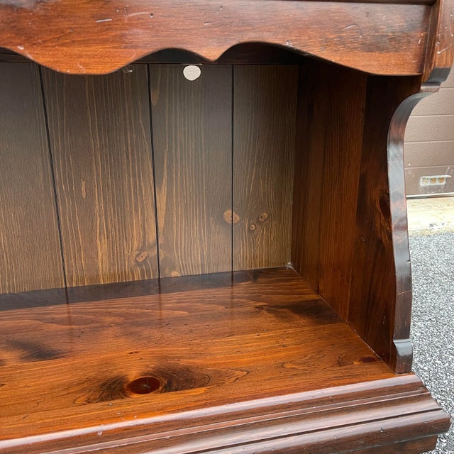 Ethan Allen 1970s Ethan Allen Old Tavern Antiqued Pine Rustic Traditional Rolling Audio / Video Cart or Server / Bar Cart (12-9018) For Sale - Image 4 of 13