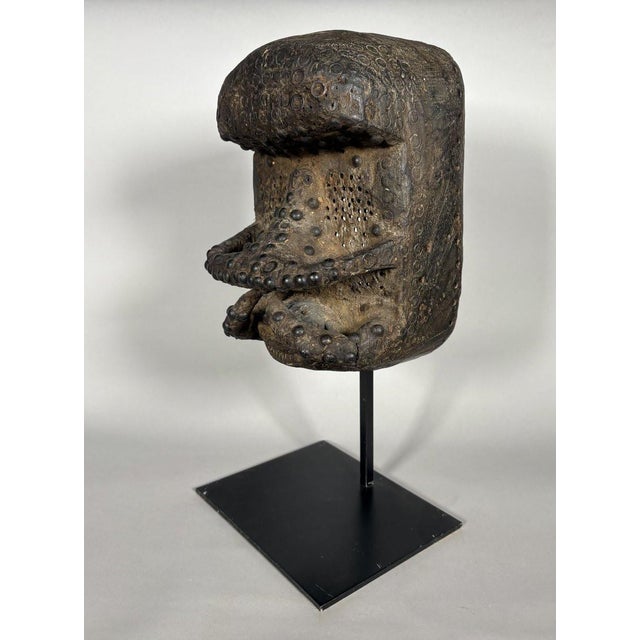 Rustic Studded tribal mask - Dan-Guéré. Ivory Coast, Africa For Sale - Image 3 of 8
