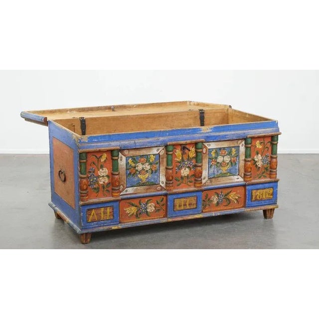 This chest is a nice, large size and fits easily into almost any interior or room. You can also use it as a stylish coffee...