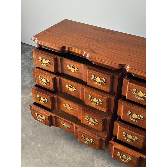 Vintage Georgian Serpentine Block-Front Mahogany 8-Drawer Dresser For Sale - Image 9 of 18