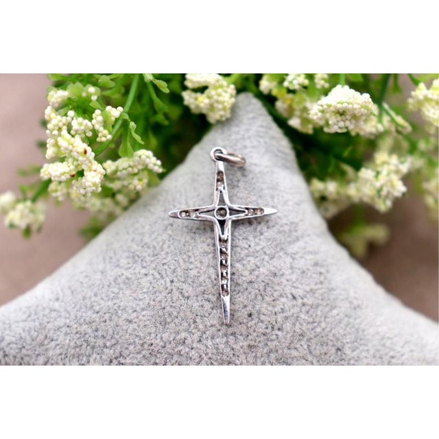 Pendant in 19.2k White Gold with Diamonds, in Worn conditions. Designed 1920 to 1949