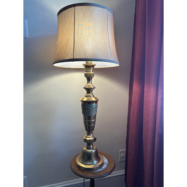 1950s 1950s Asian Brass Table Lamp James Mont Style Asian Motif Hollywood Regency For Sale - Image 5 of 7