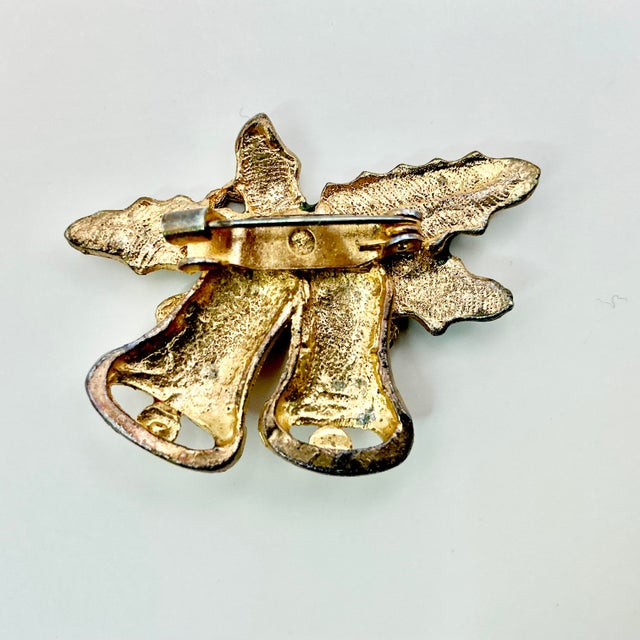 1920s Antique Boho Chic Americana Christmas Bells & Holly Brooch. For Sale - Image 4 of 5