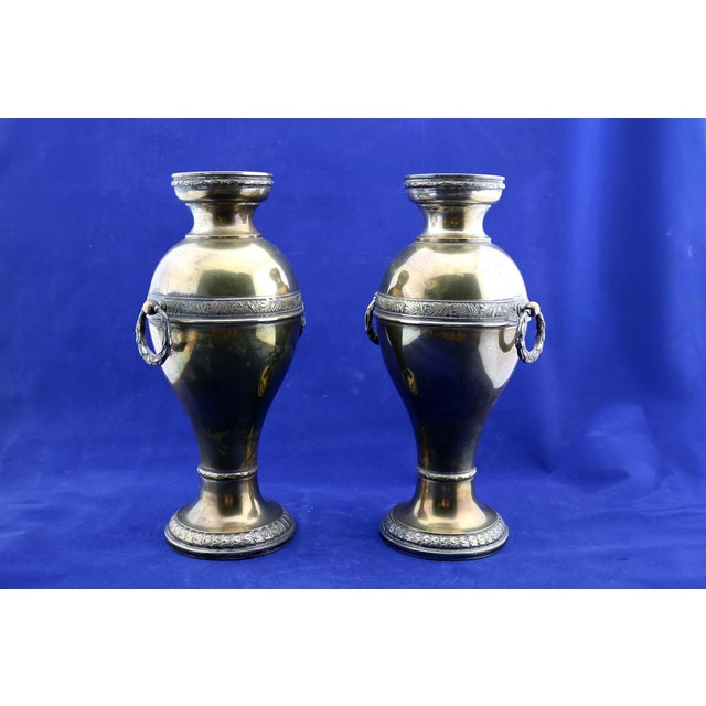 A beautiful set of 2 amphoras showcasing the craftsmanship of the maker.