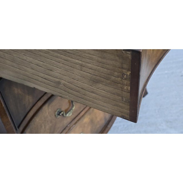 Small Georgian Serpentine Chest of Drawers, 1910 For Sale - Image 6 of 18