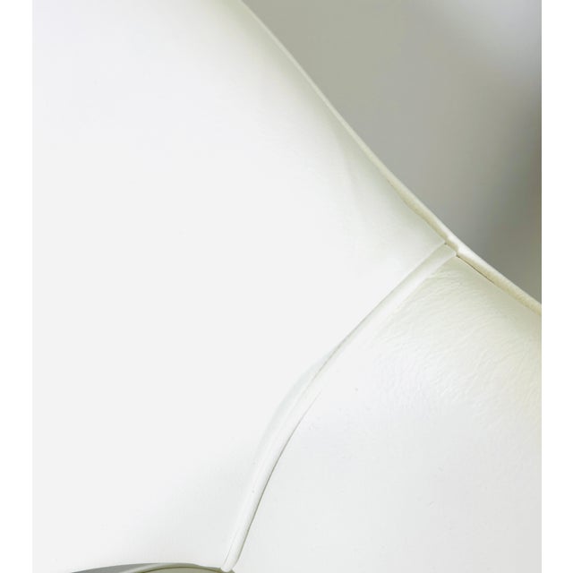 White Saarinen Executive Armchair in Italian White Leather, Black Swivel Base For Sale - Image 8 of 9