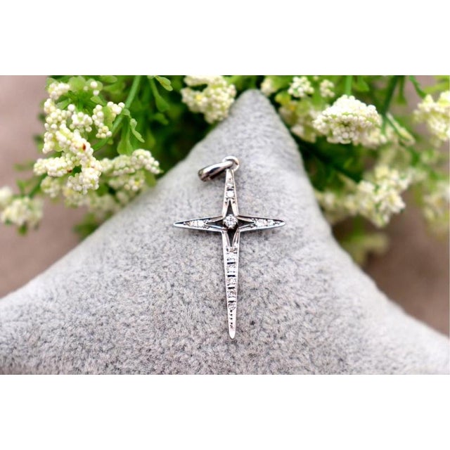 Pendant in 19.2k White Gold with Diamonds For Sale - Image 3 of 6