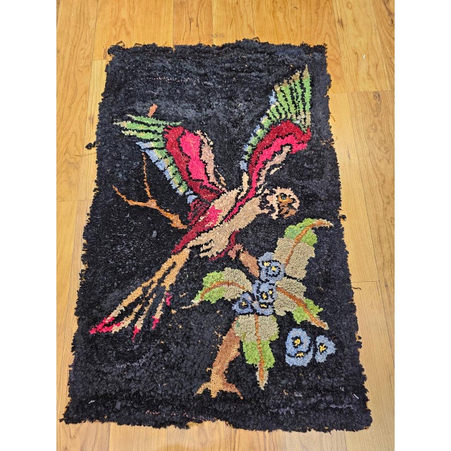 This exceptional vintage American hand-hooked rug, crafted in the early 1900s in New England, is a captivating expression...