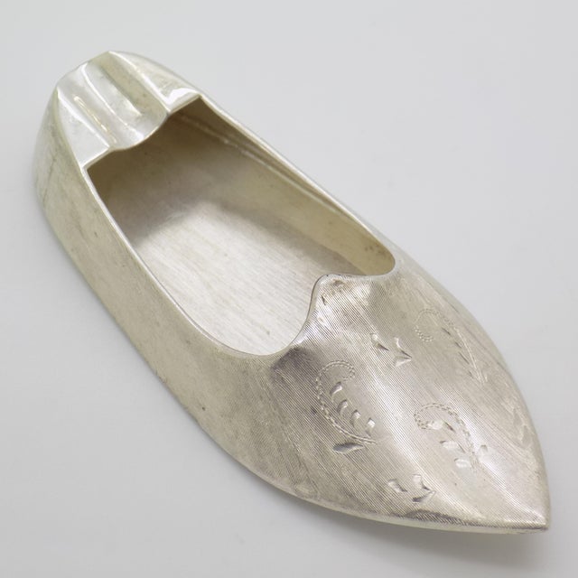 1950s Vintage Italian Handmade Genuine Silver Ashtray Shaped Like a Renaissance Shoe, Chiseled For Sale - Image 5 of 11