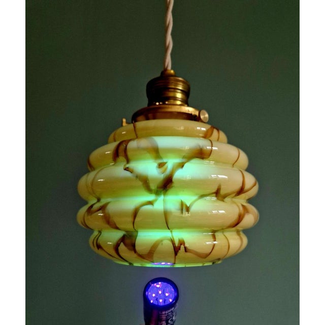 Art Deco Pendant Light in Marbled Opaline and Uranium Glass from Scailmont, Belgium, 1920s-1930s For Sale - Image 14 of 18