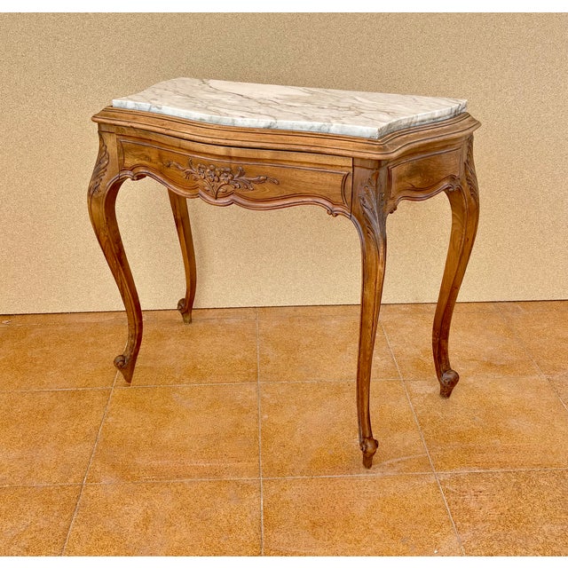 French 1940s Pair of French Louis XV Style Wood Side Tables With Marble Tops For Sale - Image 3 of 11