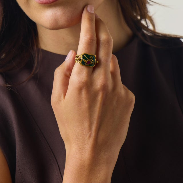 This captivating Victorian ring from the 1900’s is a striking antique jewel with a rich and distinctive design. Crafted in...