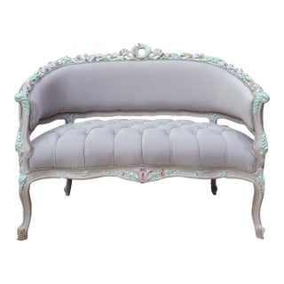 1960s French Rococo Chaise Lounge – Tufted Settee Bench, Ornate Carved Wood Sofa, Louis XV Style Couch, Romantic Bedroom or Entryway Accent For Sale