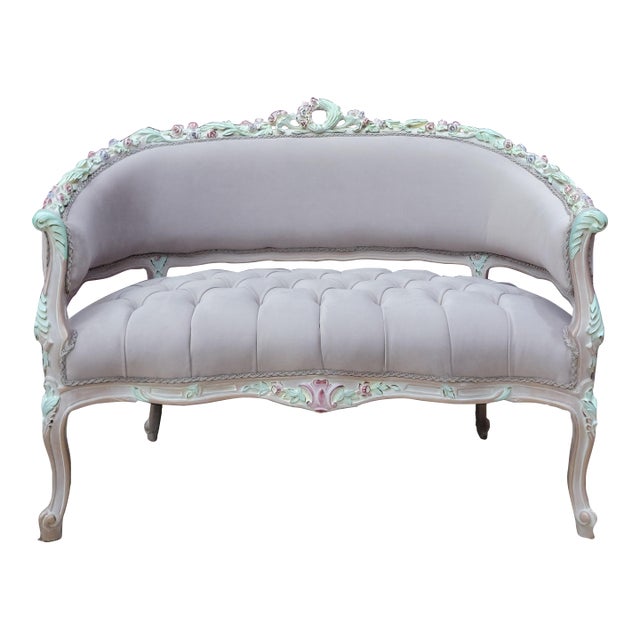 1960s French Rococo Chaise Lounge – Tufted Settee Bench, Ornate Carved Wood Sofa, Louis XV Style Couch, Romantic Bedroom or Entryway Accent For Sale