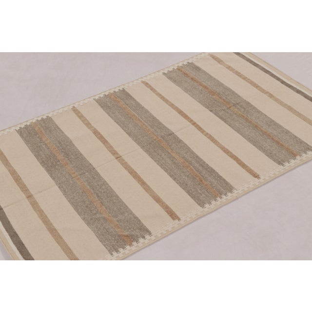 This 3x5 Dhurrie rug is a refined addition to Rug & Kilim’s flatweave collection, offering a minimalist interpretation of...
