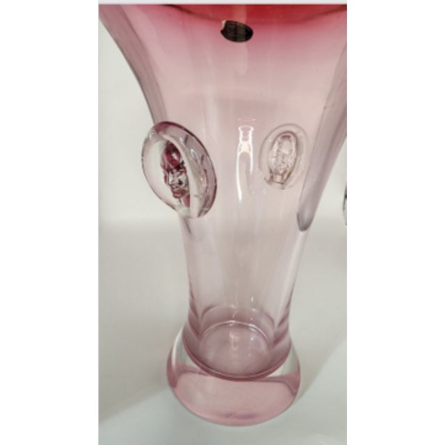 1960s Vintage Sergio Pagnin Chalet Art Glass Cranberry Vase, Original Sticker For Sale - Image 5 of 9
