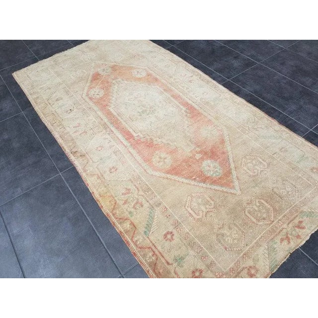 Tan 1960s Vintage Oushak Handmade Rug- 4′7″ × 8′4 For Sale - Image 8 of 11
