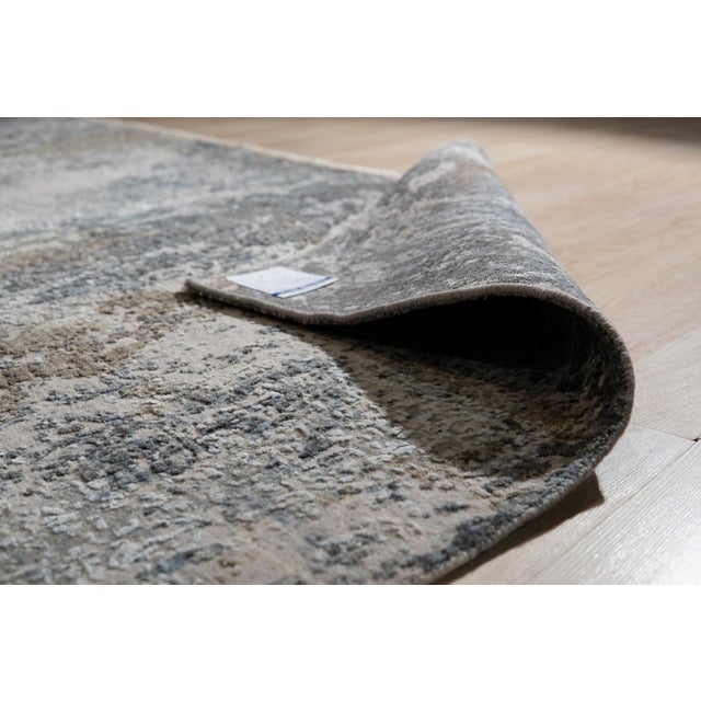 Hand-knotted in wool, this 8 x 10 Xena Chloe rug carpet is a refined addition to our contemporary room-size rug...