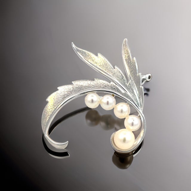 1990s Mikimoto Estate Akoya Pearl Brooch Pin Sterling Silver 6.10 mm For Sale - Image 4 of 10