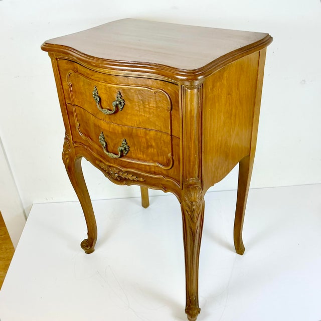 1970s Vintage French Provincial Hollywood Regency Walnut & Burl Wood Side Table or Night Stand For Sale - Image 16 of 17
