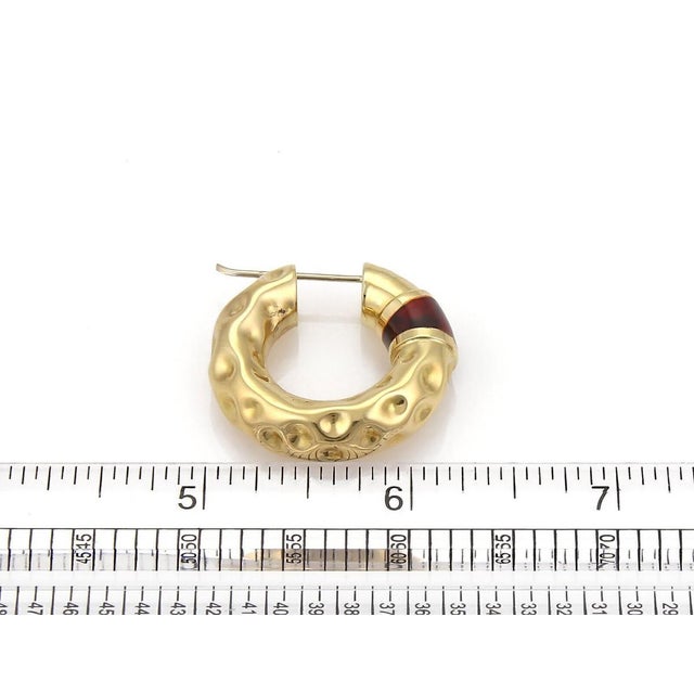 Mid 20th Century Pair of Enamel Hammered 18k Yellow Gold Hoop Earrings For Sale - Image 4 of 4