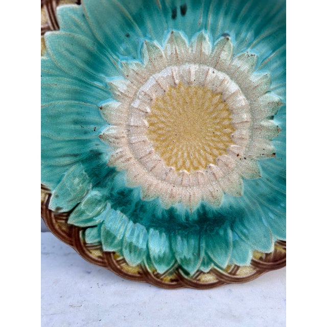 19th Century English Victorian Majolica Sunflower Plate For Sale - Image 4 of 5