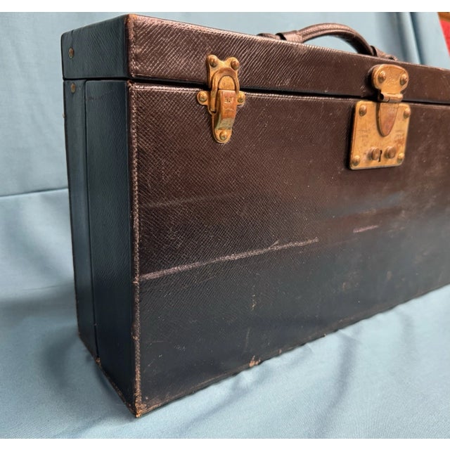 Louis Vuitton Antique Louis Vuitton 1920s Deluxe Vanity Case Leather Travel Box Mirror Bottles For Sale - Image 4 of 16