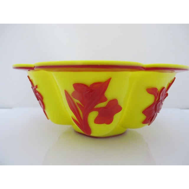 Early 20th Century Chinese Imperial Yellow Peking Glass Lobed Bowl Pair With Red Floral Overlay For Sale - Image 5 of 12