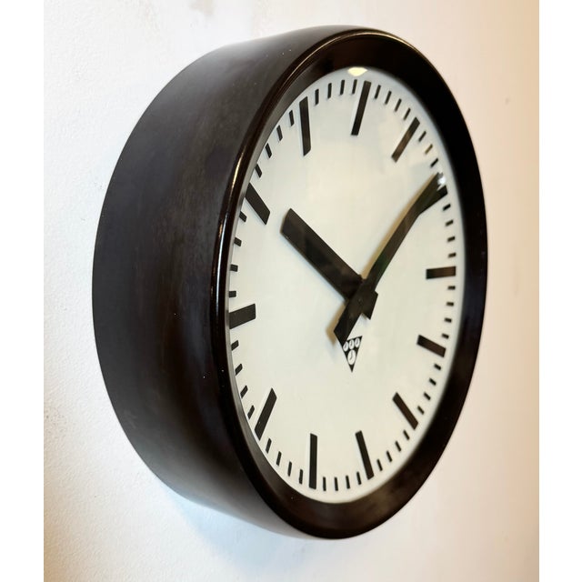 1960s Industrial Bakelite Factory Wall Clock from Pragotron, 1960s For Sale - Image 5 of 17