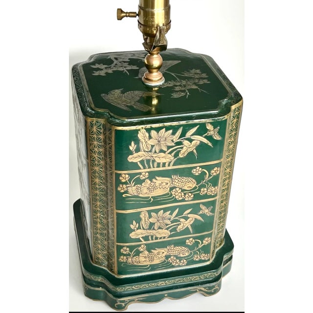1980s Vintage Chinoiserie Hollywood Regency Green Lacquer Tea Canister Shape Table Lamp For Sale - Image 5 of 11