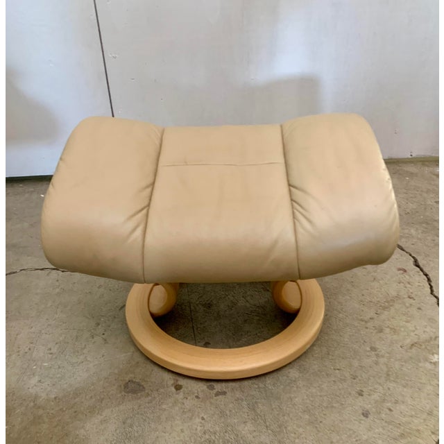 1970s Attributed to Ekornes Stressless Adjustable Sandstone Leather Recliner Ottoman Norway Medium For Sale - Image 10 of 15