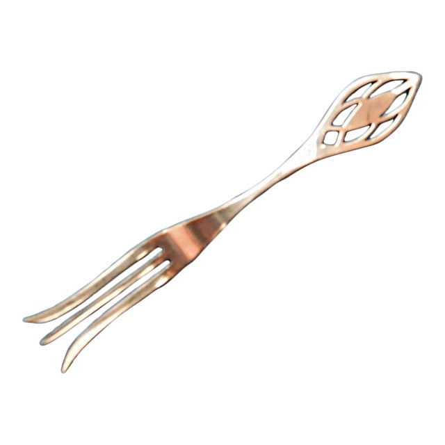 Early 20th Century Baker Manchester Sterling Silver Pierced Pointed Handle Lemon Fork For Sale