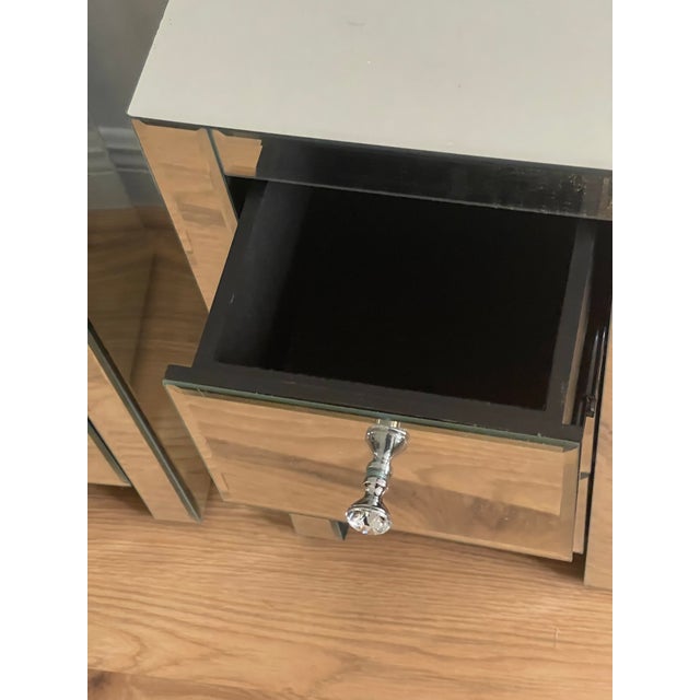 Hollywood Regency 1960s Pair of Hollywood Regency Mirrored Small Chests For Sale - Image 3 of 7