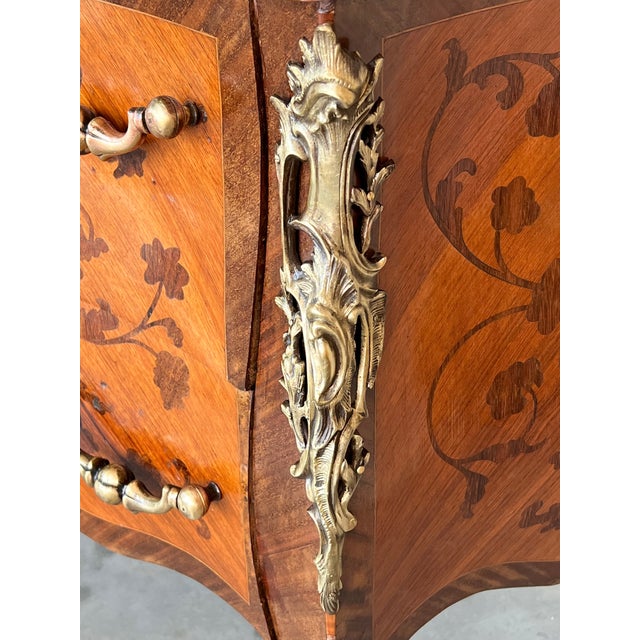 French Louis XV Style Fine Kingwood and Marquetry Ormolu Mounted Bombe Commode For Sale - Image 4 of 11