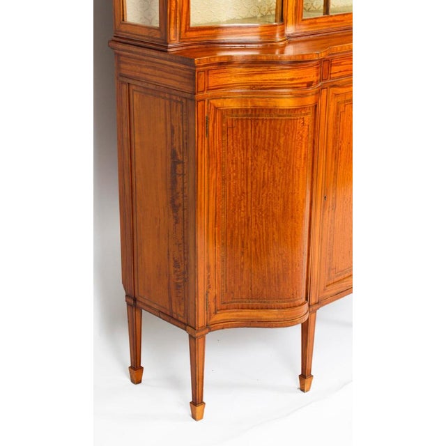 Edwardian Inlaid Satinwood Serpentine Display Cabinet, 19th Century For Sale - Image 14 of 18