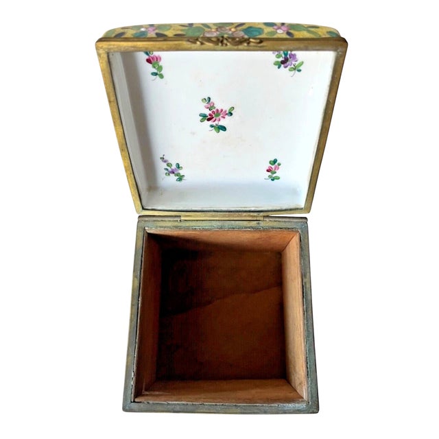 Early 20th Century Chinese Famille Rose Porcelain Jewelry Casket Box For Sale - Image 5 of 9