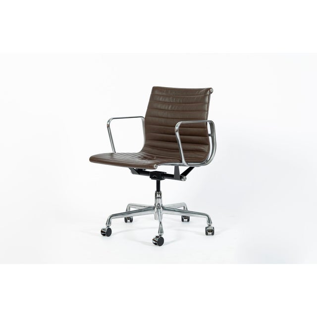 Mid-Century Modern Eames Herman Miller Aluminum Group Thin Pad Brown Leather Office Chair, 2008 For Sale - Image 3 of 18