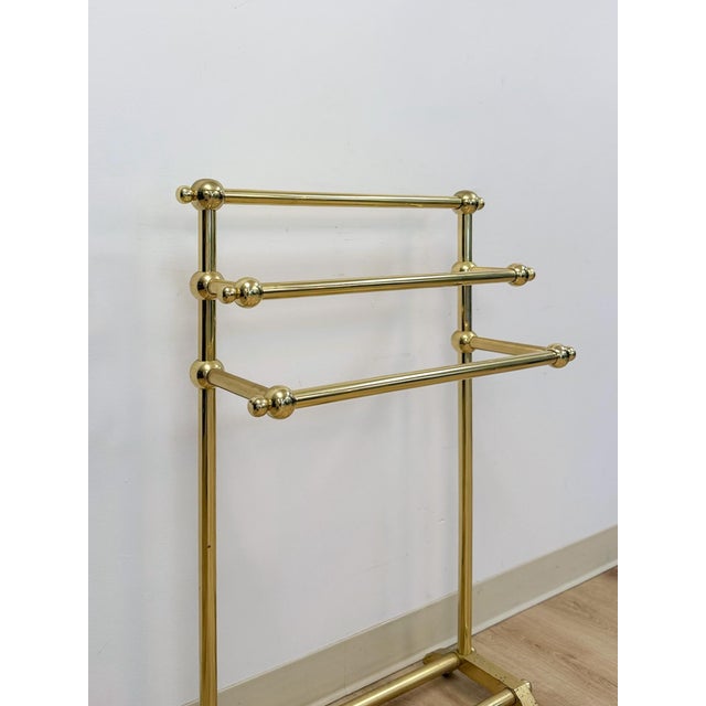 Mid-Century Modern Vintage Polished Brass Three-Tier Freestanding Towel Rack Ball Finials Atomic For Sale - Image 3 of 10