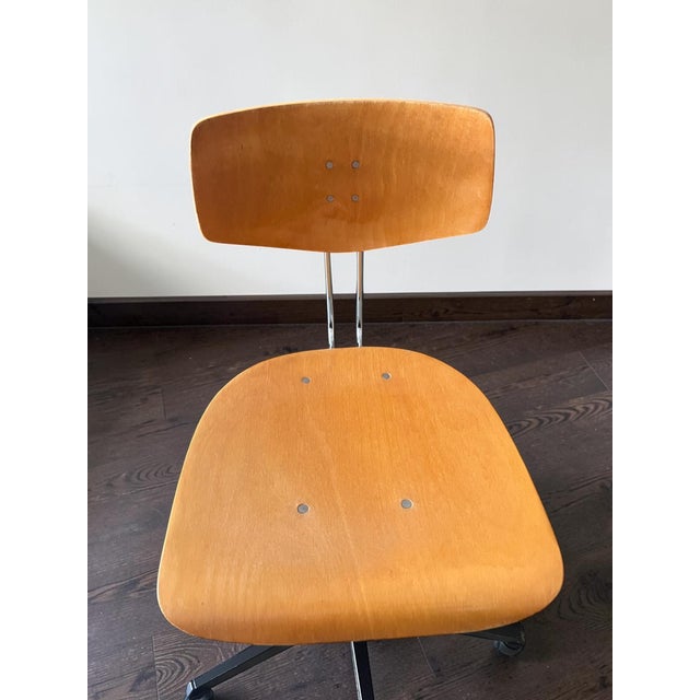 Mid-Century Modern Minimalist Swivel Chair in Molded Plywood, 1976 For Sale - Image 6 of 10