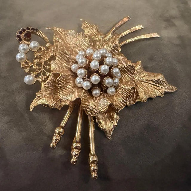 2000s Vintage Luxury Costume Jewelry Gilted Metal Italian Brooch For Sale - Image 4 of 10