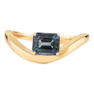 Modern 14k Gold Emerald-Cut Blue Sapphire Wave Band Ring Gift for Her Size 7 For Sale