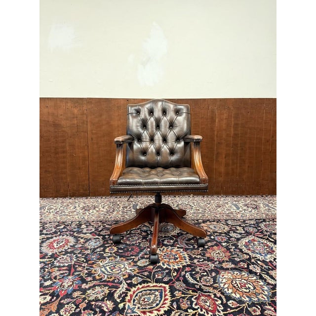 English Chesterfield Desk Chair, in Good conditions. Designed 1920 to 1949