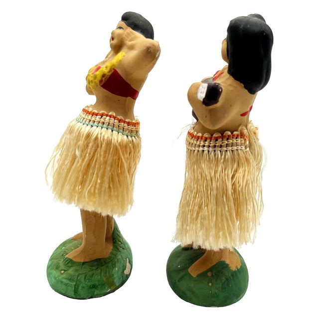 1950s Mid 20th Century Hawaii Hula Girl Ukulele Player & Dancing Bobble Doll Pair For Sale - Image 5 of 9