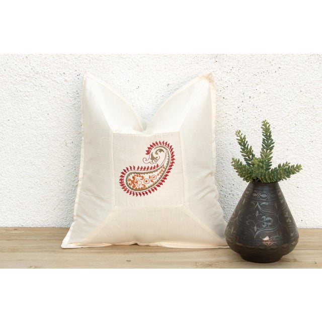 A refined decorative pillow cover from DE-COR's Contempo Paisley collection, crafted from a lustrous silk-blend fabric...