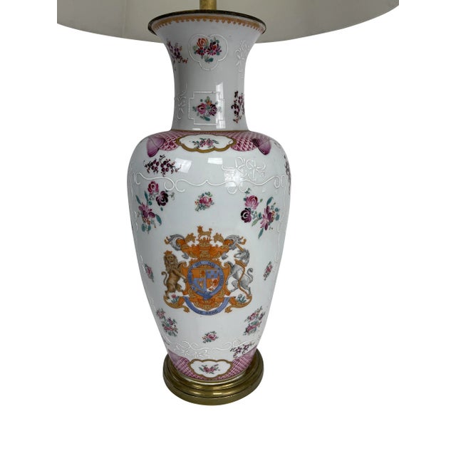 1920s 1920s White Chinese Export Samson Armorial Lamp With Order of the Garter Decoration For Sale - Image 5 of 7
