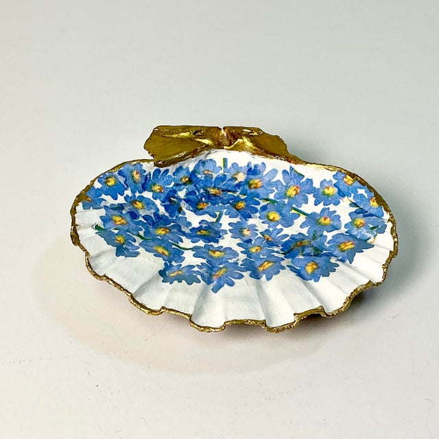1970s 1970s Vintage Boho Chic Folk Art Coastal Découpage Clam Seashell Catchall Trinket Dish, Blue Floral For Sale - Image 5 of 10