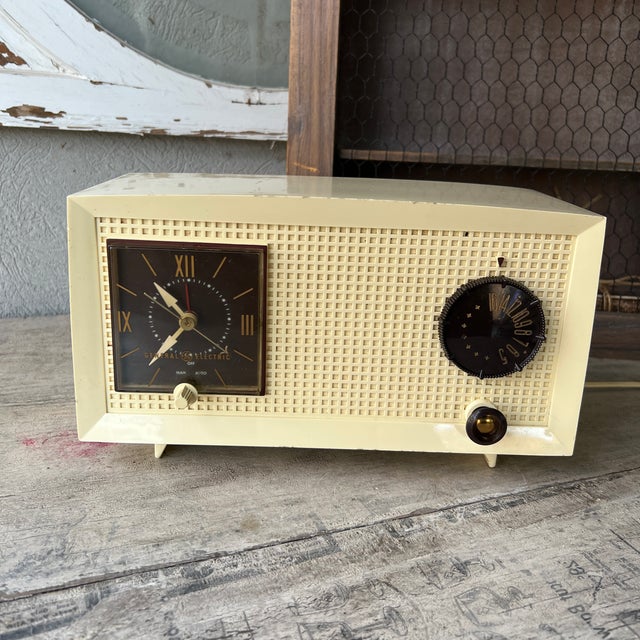 ÖSTERREICH DESIGN Arne Jacobsen - Arne Jacobsen City Hall Alarm Clock, Sandy