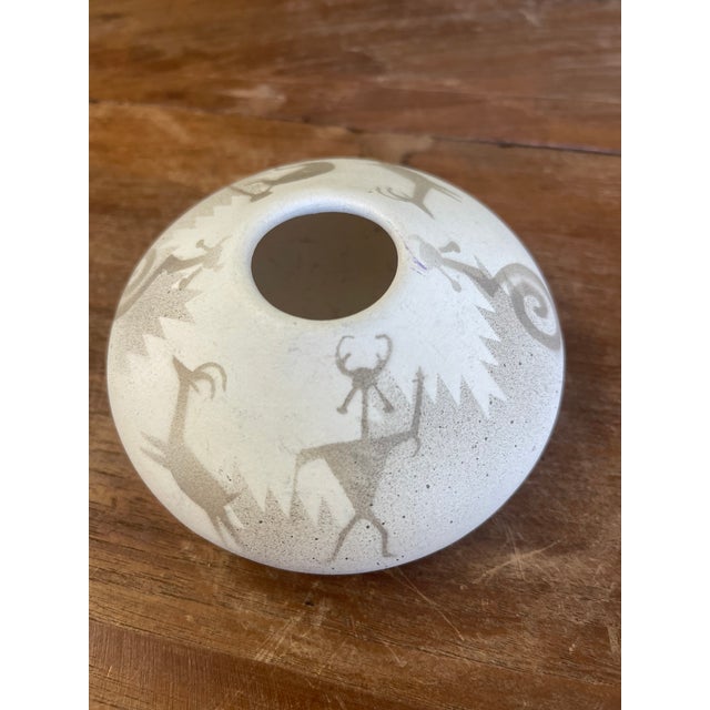 Gray Vintage Hozoni Pottery Native American Indian Ceramic Vase With Kokopelli and Animal Motifs For Sale - Image 8 of 9