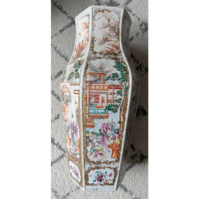Metal Late 18th Century Qing Dynasty Export Famille Rose Mandarin Hexagonal Floor Vase Featuring Scenes of Courtly Life and Gold Gilt Foo Dog Lid For Sale - Image 7 of 12