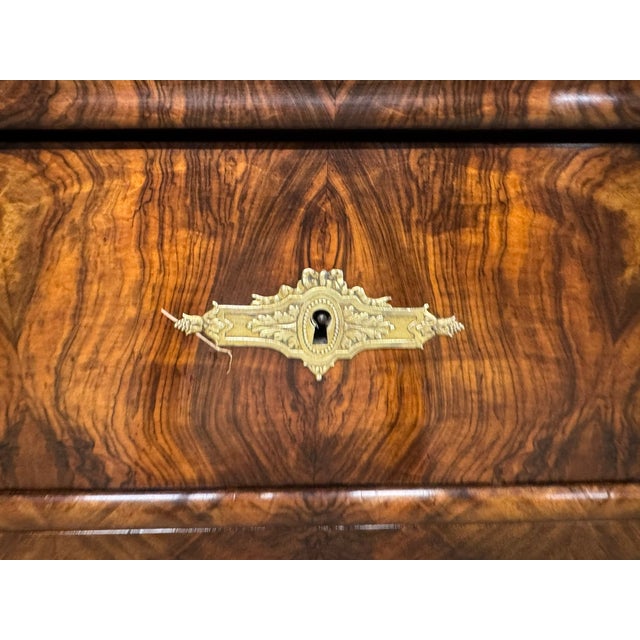 Antique Louis Philippe Commode in Burr Walnut, 1850 For Sale - Image 4 of 18